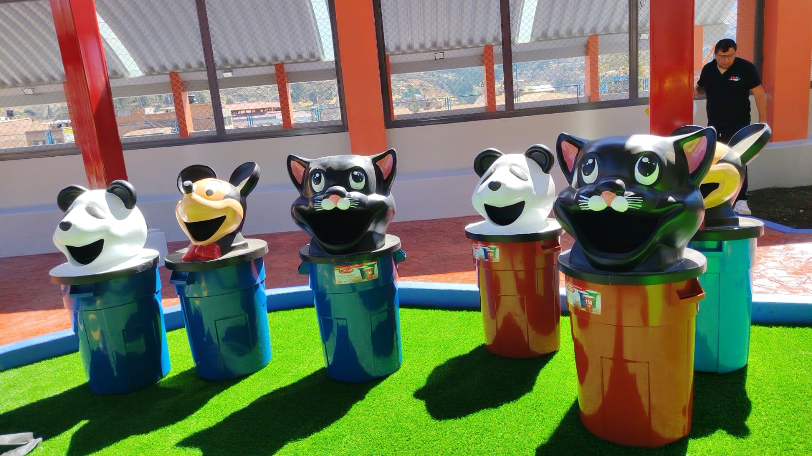 Figuras temáticas de personajes animados en fibra de vidrio para espacio recreativo